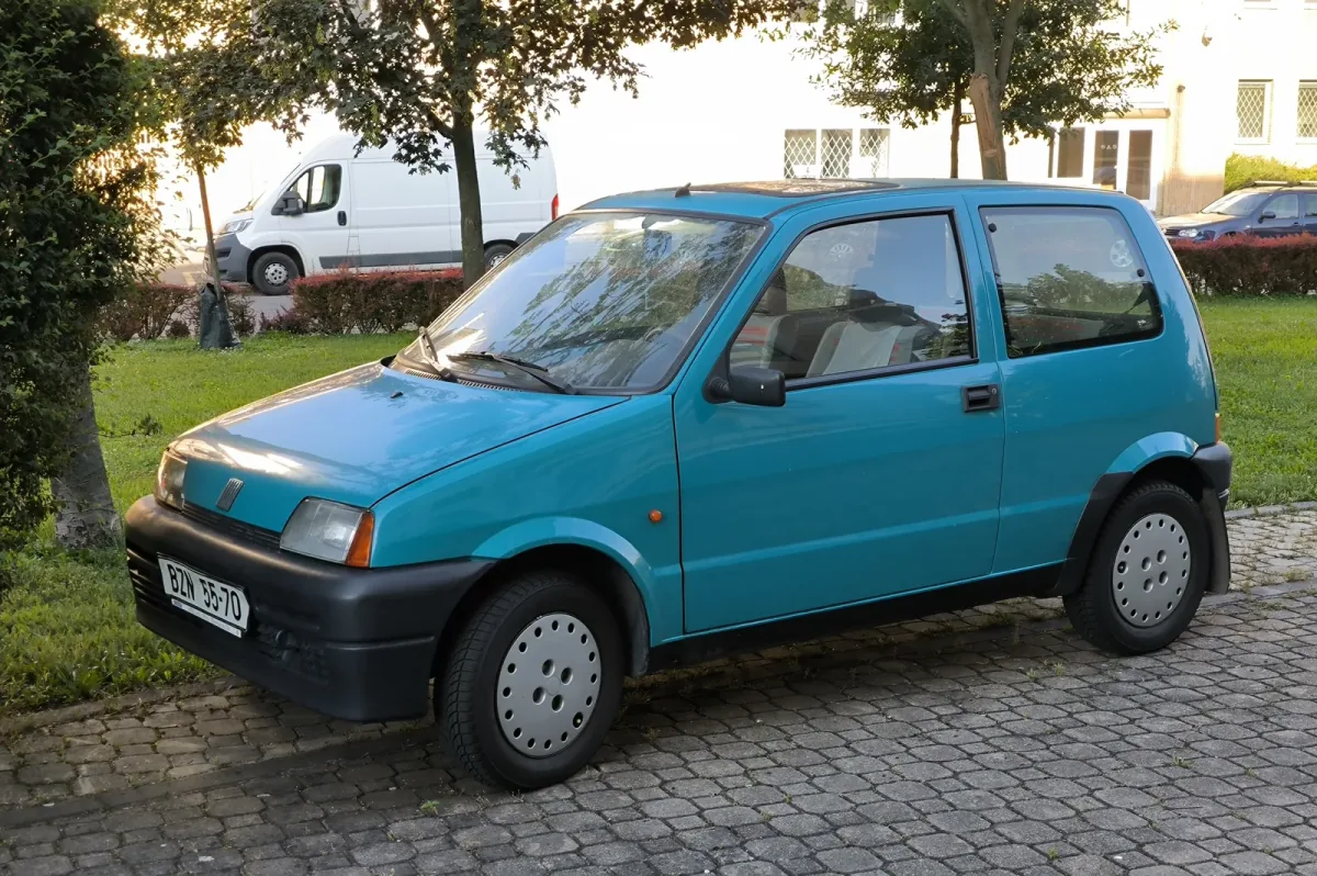 Turkusowy Fiat Cinquecento. Trzy i pół metra kanciastej sylwetki narysowanej w Centro Stile Fiata przez zespół Ermanno Cressoniego. Takich zadbanych sztuk ubywa z każdym rokiem. *fot. Roman Mifek / Wikimedia Commons, CC BY-SA 4.0*