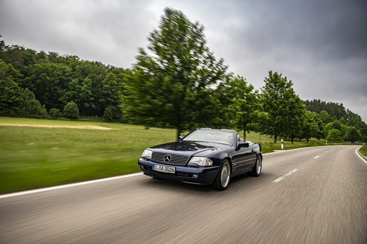 SL 600 R129 w ruchu — sesja Mercedes-Benz Classic z 2021 roku. W trzydziestej rocznicy debiutu V12 marka pokazała ten model jako auto, którym wciąż się jeździ. Nie eksponat. Egzemplarz w drodze.