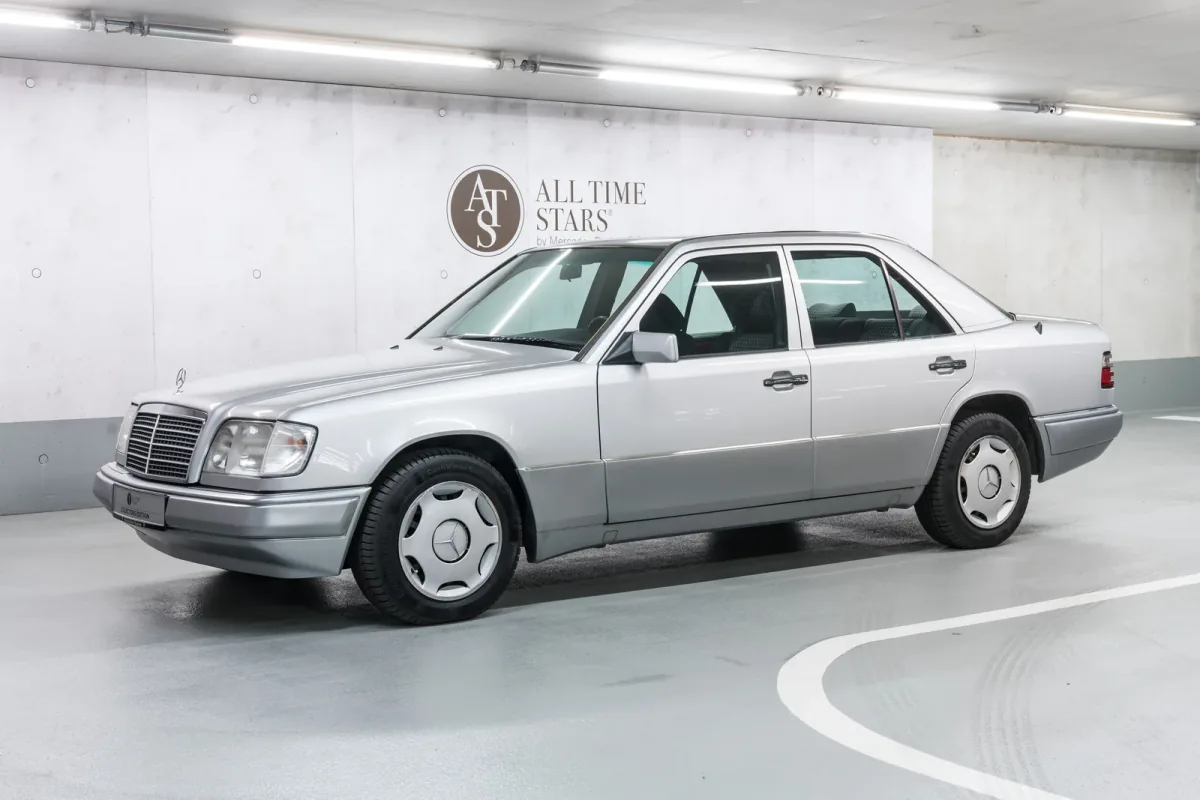 Cała rodzina 124 ustawiona w studio do jednego kadru — sedan, kombi, coupé i kabriolet pod wspólną, rozpoznawalną linią. Zdjęcie powstało w 1995 roku, gdy sedan kończył już żywot na taśmie, a kabriolet miał zostać w produkcji jeszcze dwa lata. Ćwierć wiek