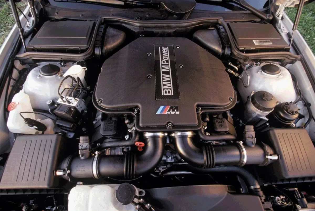 Silnik S62 z M5 E39 — pięciolitrowe V8, osiem osobnych przepustnic i 400 KM. Reszta gamy E39 jeździ na czterech innych rodzinach jednostek.