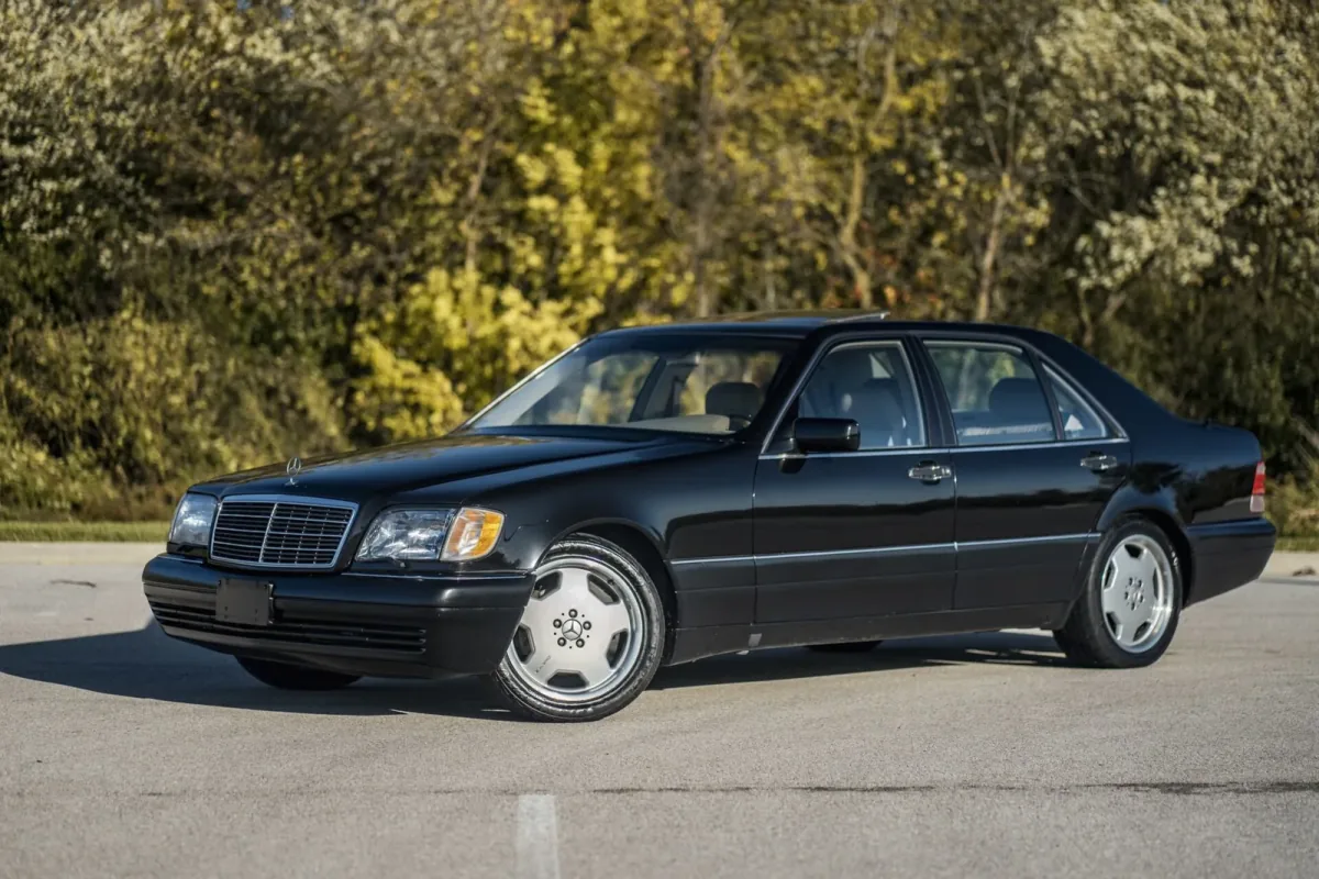 S 500 Grand Edition: pięciolitrowe V8 M119 uchodzi wśród znawców za najbardziej zrównoważony wybór w gamie — osiągi godne Klasy S bez ekstrawagancji dwunastki.