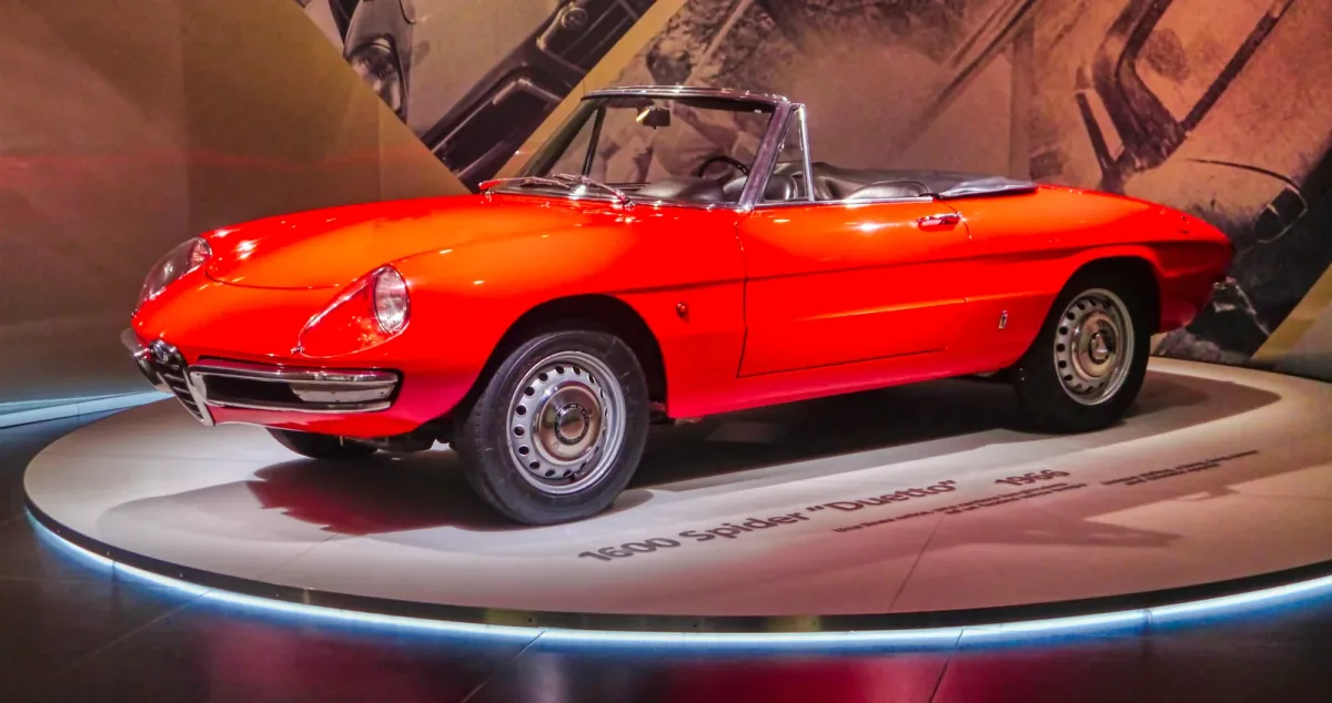 Czerwony Spider 1600 „Duetto" z 1966 roku na obrotnicy Museo Storico Alfa Romeo w Arese. Okrągły przód i zwężający się tył — kształt, który Włosi nazwali „osso di seppia", kością mątwy. Tak zaczęło się dwadzieścia siedem lat jednej sylwetki.