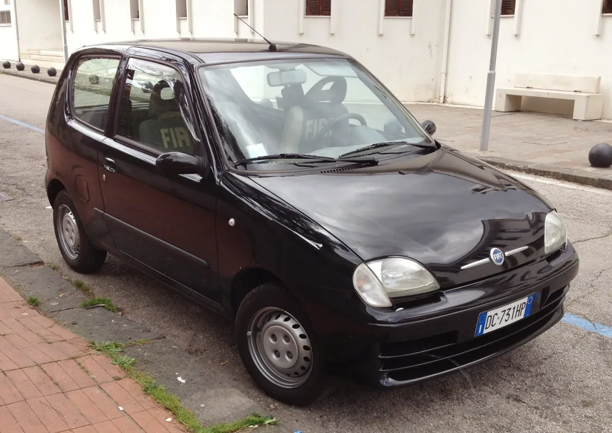 Jeżdżące Seicento kupisz dziś za 2000–6000 złotych — mniej niż niejeden rower elektryczny. Mechanika jest tania i naprawialna domowym sposobem. O wartości egzemplarza decyduje stan blachy.