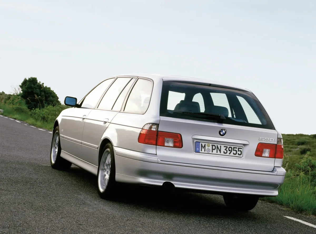 BMW 5 Series Touring E39 od tyłu — kombi weszło do gamy późno, w 1997 roku, i zeszło z niej najpóźniej, bo rok po sedanie.