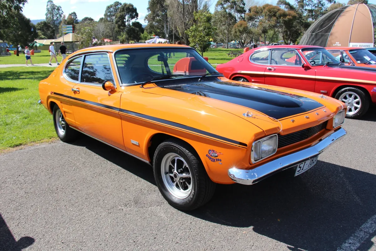 Ford Capri Mk1 w topowej odmianie 3000 — pierwsza generacja z lat 1969–1974. Długa maska, krótki tył i wcięcie na bokach: przepis żywcem przeniesiony z Mustanga. Tak zaczął się europejski bestseller.