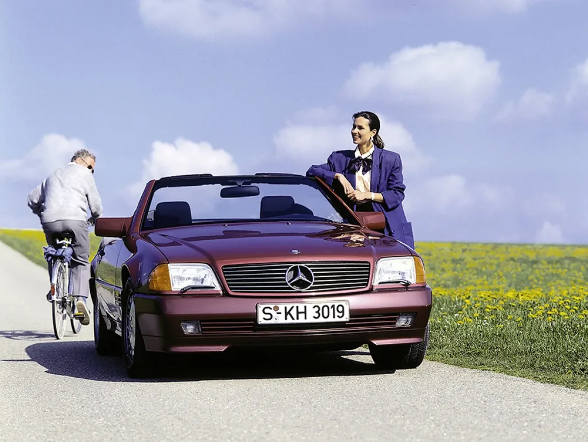 Youngtimer-Sonderpräsentation Mercedesa — SL 500 R129 jako klasyk wśród klasyków. W 2026 roku, gdy wszystkie roczniki spełniają wiekowy próg żółtych tablic, ten obraz przestaje być wizją marketingową. Staje się stanem prawnym.