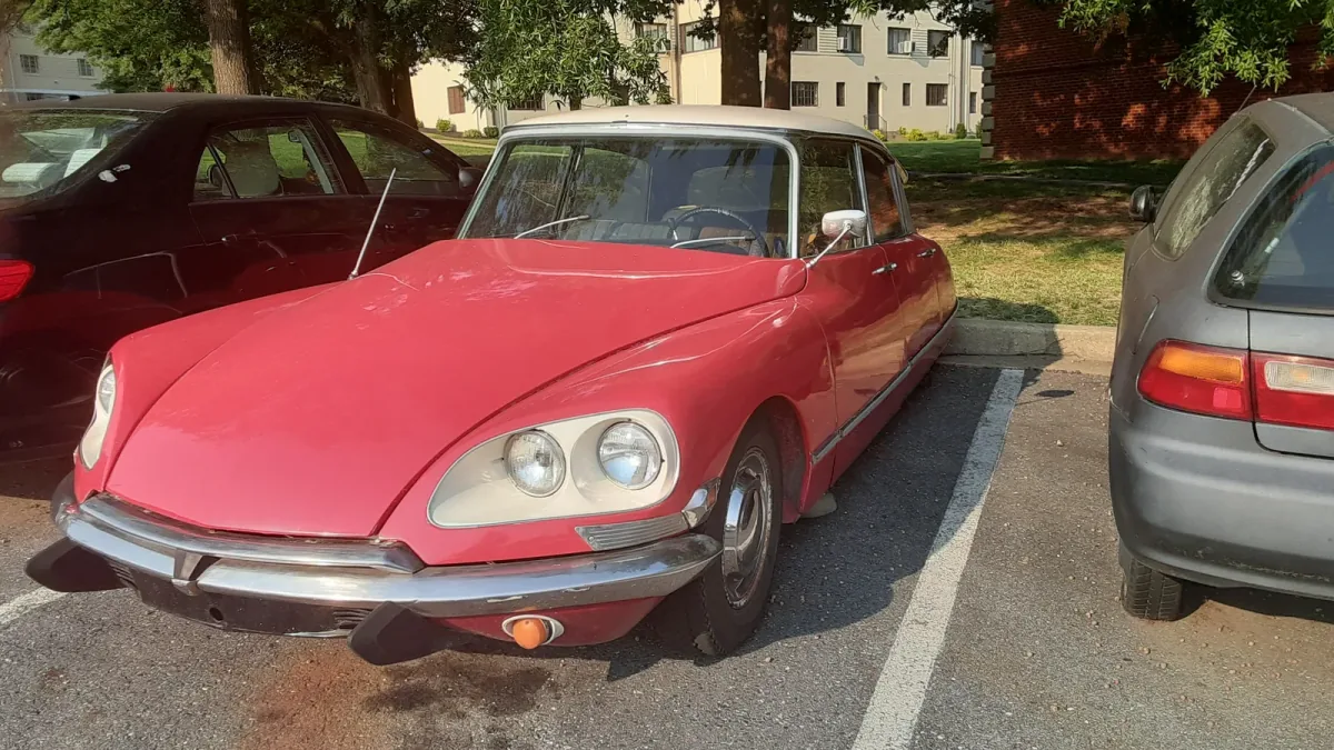 Twarz bogini, od ktorej w 1955 roku cofnal sie tlum na paryskim salonie: nisko schodzaca maska bez kratki i cztery reflektory po liftingu z 1967 roku. Ten czerwony egzemplarz to wersja na rynek amerykanski.