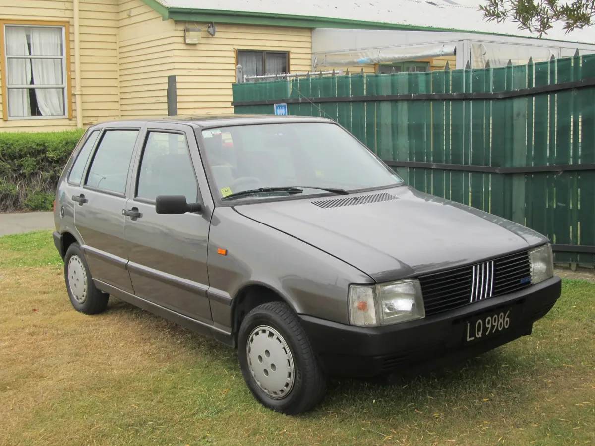 Fiat Uno pierwszej serii — wysokie, kanciaste nadwozie, ktore Giugiaro zaprojektowal pod maksimum przestrzeni. Auto dla milionow, nie dla wybranych.