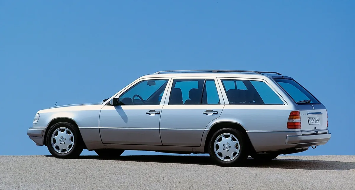 Kombi S124 z 1993 roku — wersja E280, czyli dokładnie to wcielenie 124, które najlepiej pasuje do roli codziennego konia roboczego. Tę samą sylwetkę widuje się dziś pod marketami i na podjazdach domów jednorodzinnych, trzydzieści lat po premierze. Auto, k
