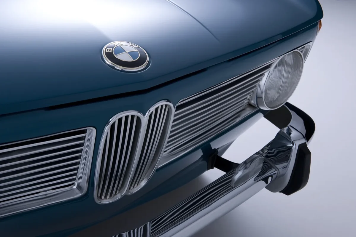 Wąskie nerki BMW Neue Klasse — dorysowane na życzenie Herberta Quandta, zostały na ponad sześćdziesiąt lat