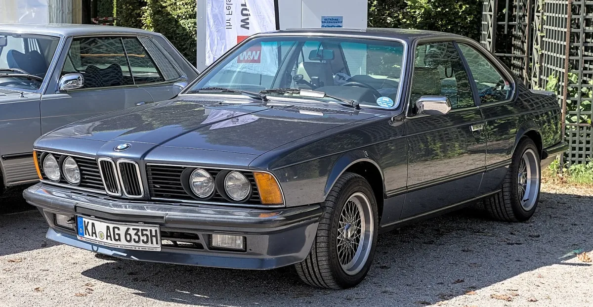 Grafitowe 635CSi na zlocie Classic-Gala w Schwetzingen. To wersja, która odpowiada za większość sprzedaży E24 — i najczęściej trafia dziś na giełdy.