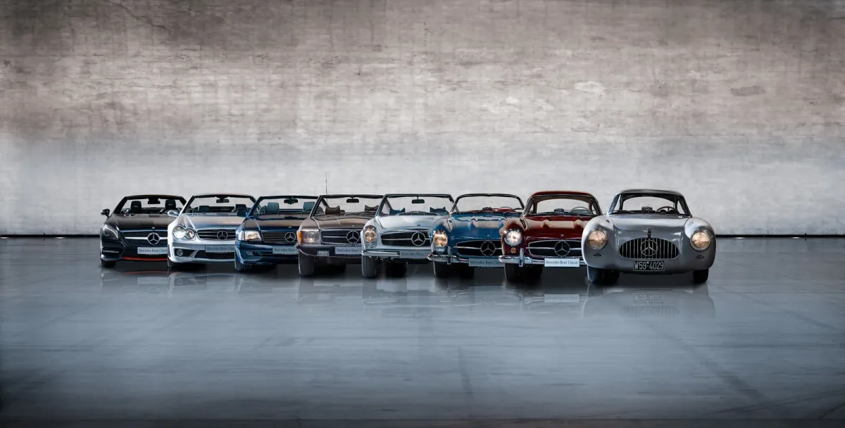 Rodzina SL od wyścigowego 300 SL z 1952 roku po R230 z początku XXI wieku — R129 stoi tu między długowiecznym R107 a erą składanego twardego dachu.