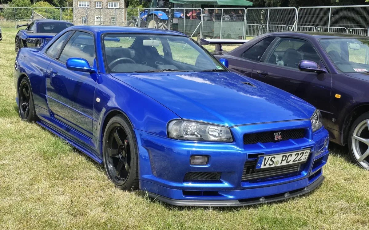 Zlotowa ekspozycja pokazuje skalę zjawiska. GT-R-ów w nadwoziu BNR34 powstało 11 578 przy 64 623 egzemplarzach całej gamy R34; reszta jeździła na tylną oś, z jedną turbiną albo bez doładowania.