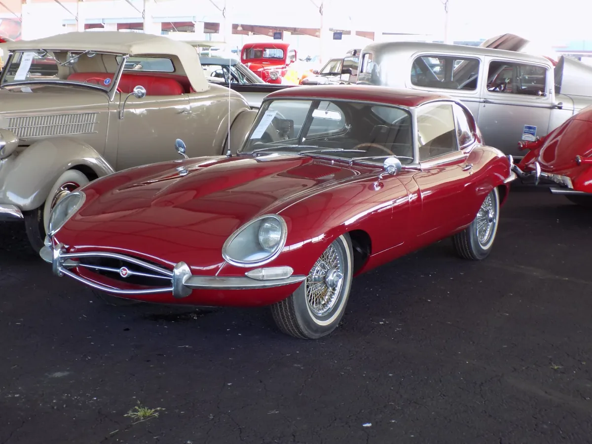 Jaguar E-Type Series 1 z reflektorami schowanymi za szklanymi osłonami — sylwetka, która w 1961 roku zatrzymała dziennikarzy przy barierce.