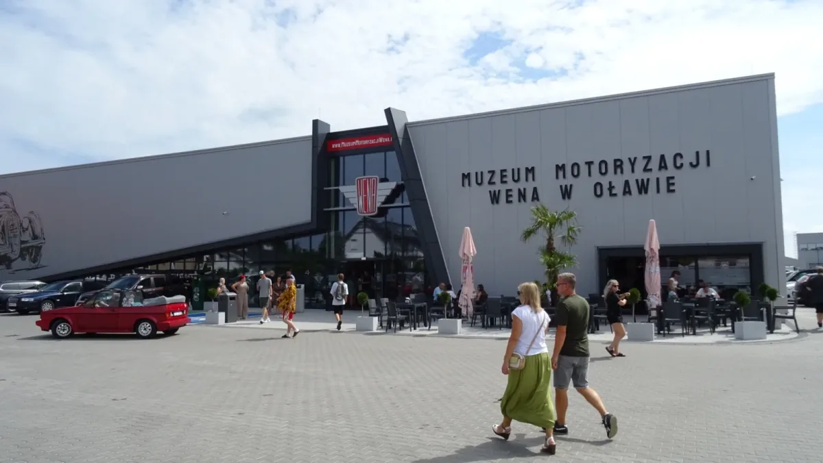 Hala Muzeum Motoryzacji WENA w Oławie — jedna z największych kolekcji samochodów w Polsce.