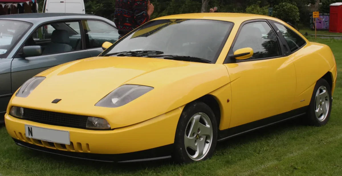 Broom Yellow — barwa, po której Fiata Coupé rozpoznaje się z drugiego końca parkingu. Ostre cięcia nadwozia to podpis Chrisa Bangle'a.