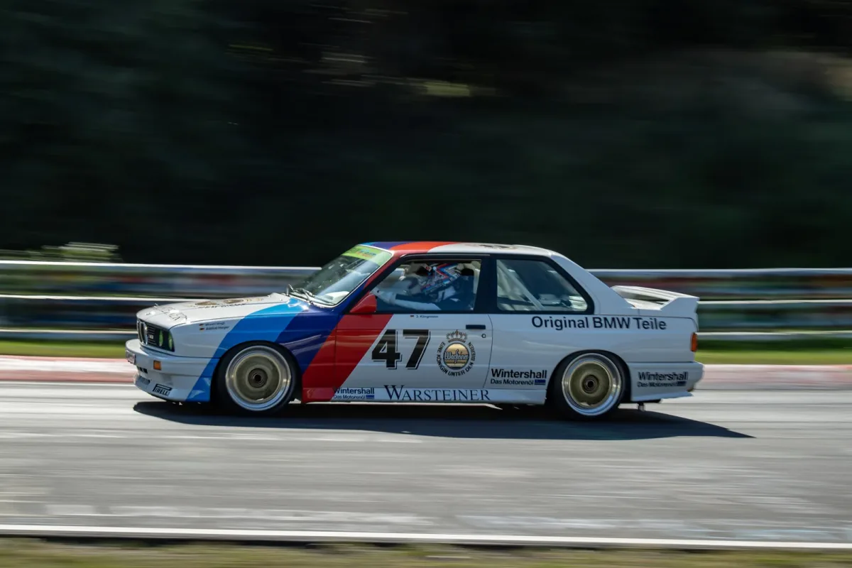 M3 w barwach Warsteinera wraca na tor Nürburgringu podczas pokazu BMW Group Classic we wrześniu 2023 roku. Wersja wyścigowa była celem całego przedsięwzięcia — pięć tysięcy aut na drogę powstało po to, żeby ta mogła wystartować.