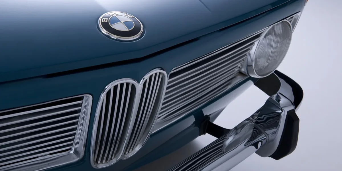 Wąskie nerki BMW Neue Klasse — element dodany na życzenie Herberta Quandta, który stał się tożsamością marki na następne 64 lata