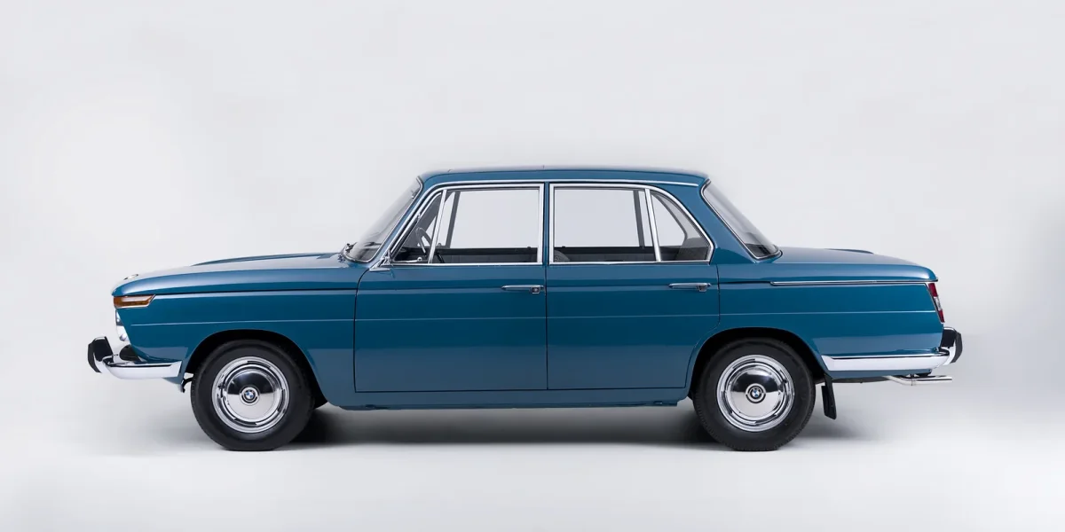 BMW 1500 Neue Klasse z profilu — tu najlepiej widać zagięcie Hofmeistra przy słupku C