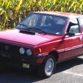 Polonez MR'83 — w tylnych słupkach ma jeszcze kratki wentylacyjne. Dopiero modernizacja MR'86 zastąpiła je małymi okienkami, które dały modelowi przydomek „akwarium". Francuskie tablice to ślad po eksportowej karierze modelu.