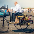 Replika Benz Patent-Motorwagen — pierwowzoru samochodu z 1886 roku. W Toruniu jechała o własnych siłach, mijając auta o ponad sto lat młodsze.