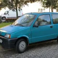 Turkusowy Fiat Cinquecento. Trzy i pół metra kanciastej sylwetki narysowanej w Centro Stile Fiata przez zespół Ermanno Cressoniego. Takich zadbanych sztuk ubywa z każdym rokiem. *fot. Roman Mifek / Wikimedia Commons, CC BY-SA 4.0*
