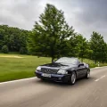 SL 600 R129 w ruchu — sesja Mercedes-Benz Classic z 2021 roku. W trzydziestej rocznicy debiutu V12 marka pokazała ten model jako auto, którym wciąż się jeździ. Nie eksponat. Egzemplarz w drodze.