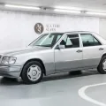 Cała rodzina 124 ustawiona w studio do jednego kadru — sedan, kombi, coupé i kabriolet pod wspólną, rozpoznawalną linią. Zdjęcie powstało w 1995 roku, gdy sedan kończył już żywot na taśmie, a kabriolet miał zostać w produkcji jeszcze dwa lata. Ćwierć wiek