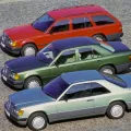 Coupé C124 z 1987 roku w ujęciu bocznym — i cała jego tajemnica na widoku. Brak słupka B sprawia, że po opuszczeniu szyb bok auta otwiera się w jeden nieprzerwany prześwit. Ten efekt kosztował inżynierów z Sindelfingen miesiące pracy nad sztywnością nadwo
