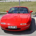 Pierwsza generacja MX-5 z przełomu lat 80. i 90. i jej znak firmowy — chowane reflektory, które wysuwały się z maski dopiero po zmroku. To od tego lekkiego auta zaczął się najlepiej sprzedający się roadster świata.