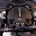 Silnik S62 z M5 E39 — pięciolitrowe V8, osiem osobnych przepustnic i 400 KM. Reszta gamy E39 jeździ na czterech innych rodzinach jednostek.