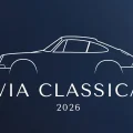 Minimalistyczna ilustracja eventowa VIA Classica 2026 — sylwetka klasycznego samochodu sportowego na ciemnym tle z nazwą wydarzenia