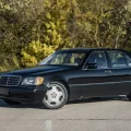 S 500 Grand Edition: pięciolitrowe V8 M119 uchodzi wśród znawców za najbardziej zrównoważony wybór w gamie — osiągi godne Klasy S bez ekstrawagancji dwunastki.