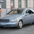 C140 w ruchu — dwudrzwiowa Klasa S, która na ulicy robi dziś większe wrażenie niż niejeden supersamochód tamtej dekady. Badge V12 zdradza topową wersję.