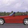 Profil pierwszego AP1: długa maska, kabina cofnięta nad tylną oś, klasyczny przepis na roadster z napędem na tył. Sylwetka, która nie zestarzała się ani o rok.