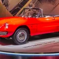Czerwony Spider 1600 „Duetto" z 1966 roku na obrotnicy Museo Storico Alfa Romeo w Arese. Okrągły przód i zwężający się tył — kształt, który Włosi nazwali „osso di seppia", kością mątwy. Tak zaczęło się dwadzieścia siedem lat jednej sylwetki.