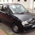 Jeżdżące Seicento kupisz dziś za 2000–6000 złotych — mniej niż niejeden rower elektryczny. Mechanika jest tania i naprawialna domowym sposobem. O wartości egzemplarza decyduje stan blachy.