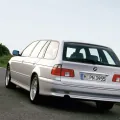 BMW 5 Series Touring E39 od tyłu — kombi weszło do gamy późno, w 1997 roku, i zeszło z niej najpóźniej, bo rok po sedanie.