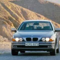 BMW 5 Series Sedan E39 w wieczornym świetle na górskiej drodze — oficjalne zdjęcie z retrospektywy BMW Group PressClub.