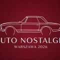 Minimalistyczna ilustracja eventowa Auto Nostalgia Warszawa 2026 — sylwetka klasycznego sedana na burgundowym tle z nazwą wydarzenia