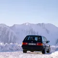 Napęd na cztery koła BMW pokazało w kombi od razu na premierze — 325iX Touring stanął we Frankfurcie obok 320i, 324td i 325i. Wersja z 4×4 ważyła 1370 kg według katalogów technicznych epoki, o sto kilogramów więcej niż 325i z tym samym silnikiem.