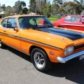 Ford Capri Mk1 w topowej odmianie 3000 — pierwsza generacja z lat 1969–1974. Długa maska, krótki tył i wcięcie na bokach: przepis żywcem przeniesiony z Mustanga. Tak zaczął się europejski bestseller.