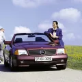 Youngtimer-Sonderpräsentation Mercedesa — SL 500 R129 jako klasyk wśród klasyków. W 2026 roku, gdy wszystkie roczniki spełniają wiekowy próg żółtych tablic, ten obraz przestaje być wizją marketingową. Staje się stanem prawnym.