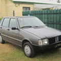 Fiat Uno pierwszej serii — wysokie, kanciaste nadwozie, ktore Giugiaro zaprojektowal pod maksimum przestrzeni. Auto dla milionow, nie dla wybranych.