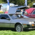 DeLorean DMC-12 z rocznika 1981 z jednym skrzydłem uniesionym w górę. Nielakierowana stal nierdzewna i drzwi otwierane jak u mewy — dokładnie ten obraz kazał twórcom „Powrotu do przyszłości" wybrać właśnie to auto.