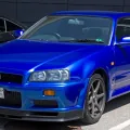 R34 GT-R na niemieckich tablicach. Dla polskiego kupującego to różnica zasadnicza: auto zarejestrowane wcześniej w państwie Unii wchodzi w wyjątek dopuszczający kierownicę po prawej, przywiezione prosto z Japonii — nie.