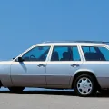 Kombi S124 z 1993 roku — wersja E280, czyli dokładnie to wcielenie 124, które najlepiej pasuje do roli codziennego konia roboczego. Tę samą sylwetkę widuje się dziś pod marketami i na podjazdach domów jednorodzinnych, trzydzieści lat po premierze. Auto, k