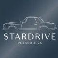 Minimalistyczna ilustracja eventowa StarDrive Poland 2026 — sylwetka Mercedesa W113 Pagoda na srebrno-niebieskim tle