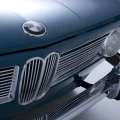 Wąskie nerki BMW Neue Klasse — element dodany na życzenie Herberta Quandta, który stał się tożsamością marki na następne 64 lata