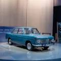 BMW 1500 na wystawie BMW Classic. Rejestracja M-FF 1963 H zdradza rocznik — jeden z pierwszych egzemplarzy